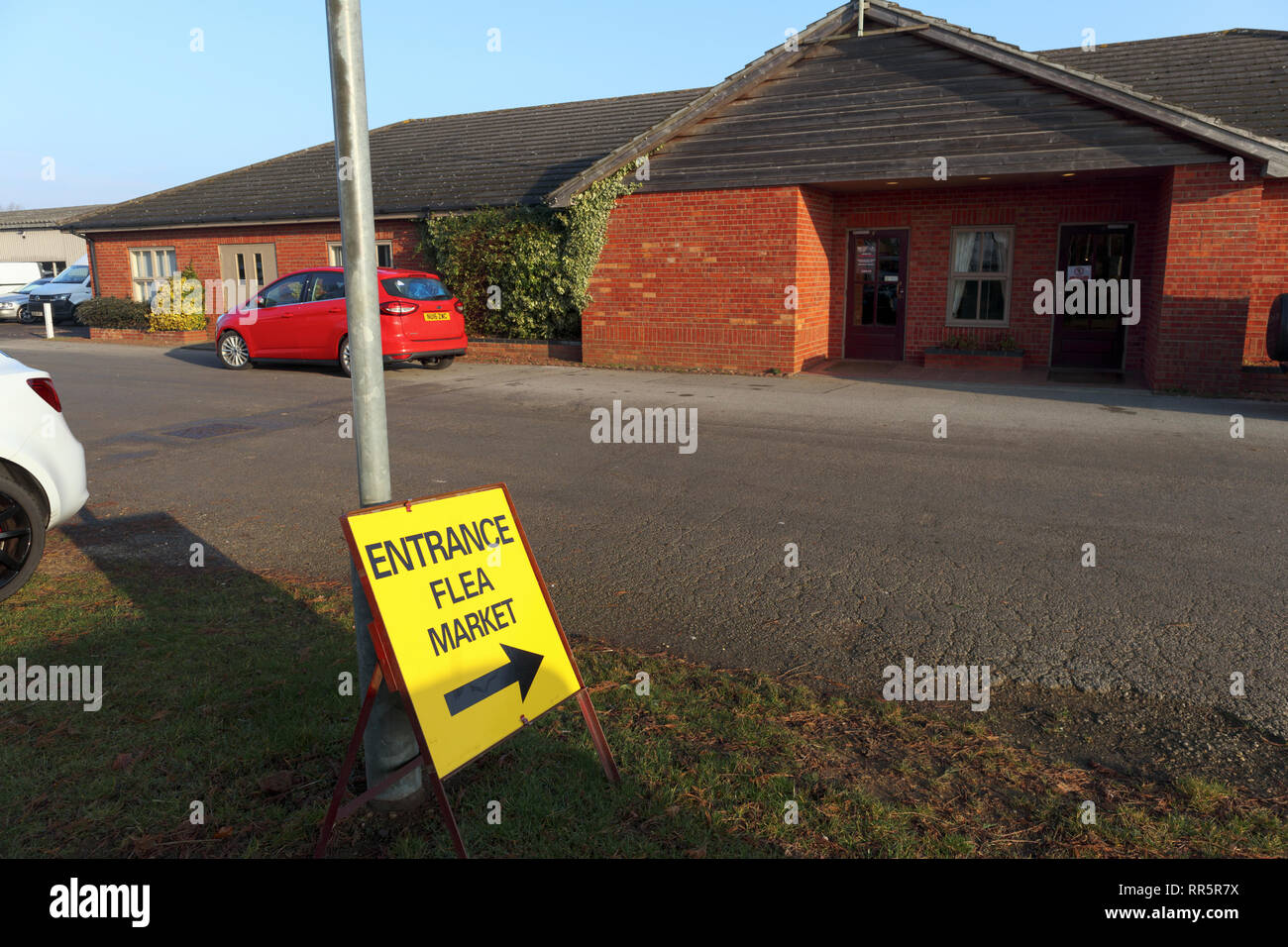 Panneau d'entrée temporaire jaune avec flèche de direction à un marché aux puces dans une salle d'événement dans le Lincolnshire Showground, Lincoln, Lincolnshire, Royaume-Uni Banque D'Images