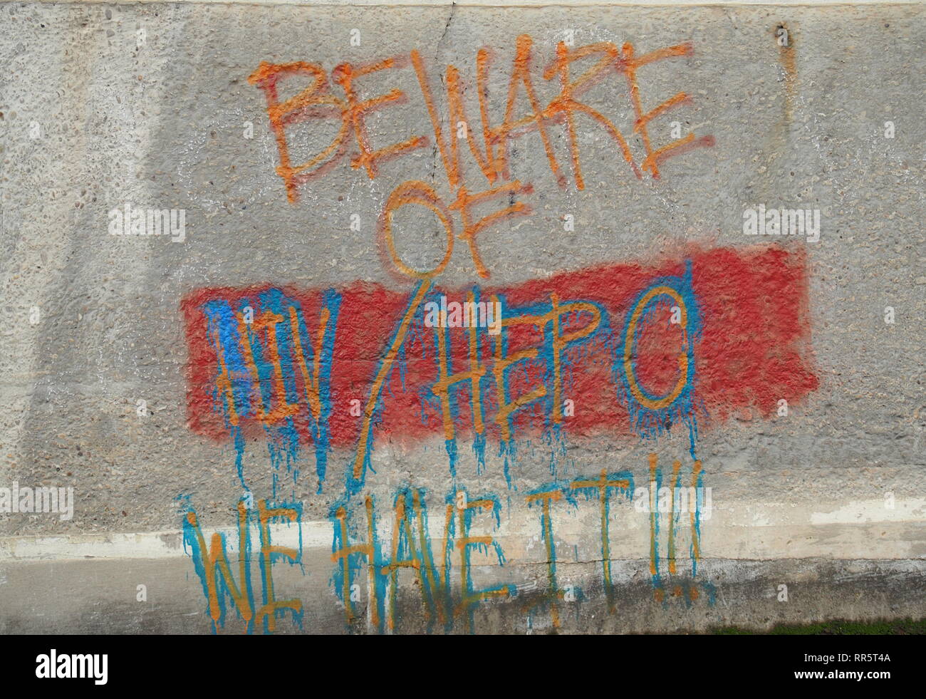 Le VIH et l'hépatite C de l'écriture graffiti peint sur mur Banque D'Images