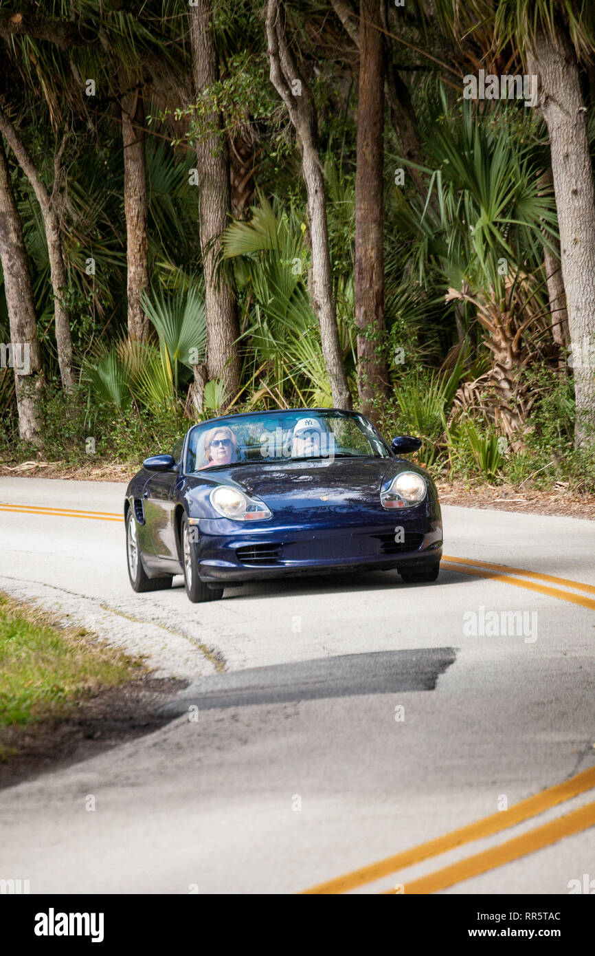 Couple de retraités roulant Porsche Boxster racé, FL, USA Banque D'Images