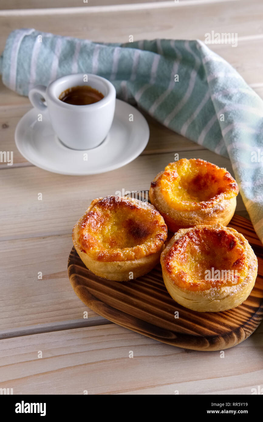 Pasteis de nata, Portugais tartes à la crème et en céramique tasse de café Banque D'Images