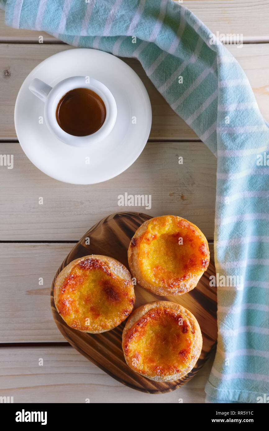 Pasteis de nata, Portugais tartes à la crème et en céramique tasse de café Banque D'Images