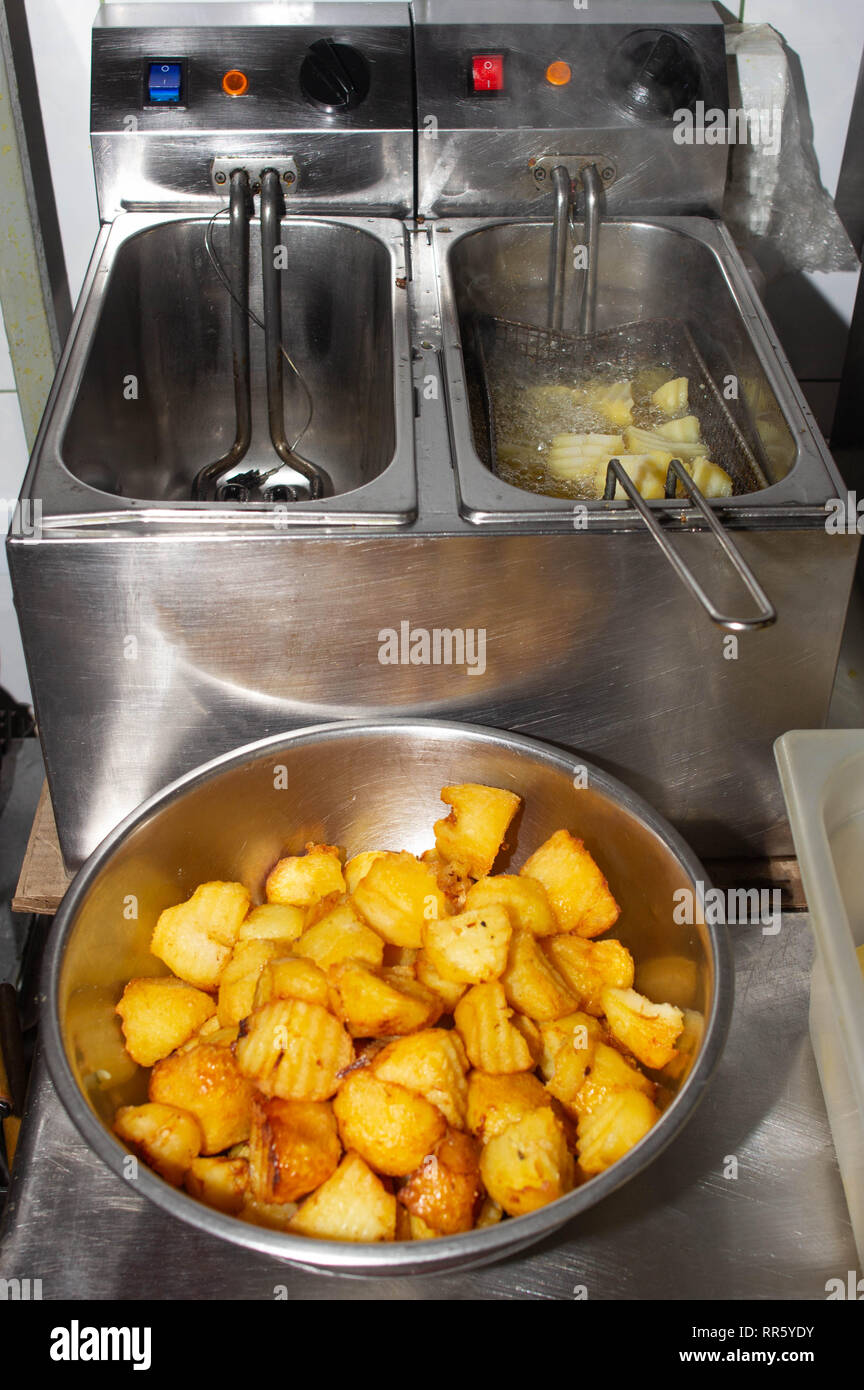 Friteuse et pommes de terre sautées avec des tranches de rustique dans un  restaurant Photo Stock - Alamy