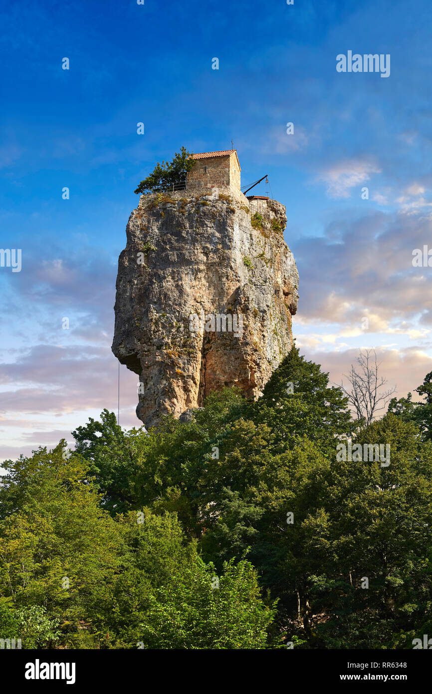 Photo & image Katskhi pilier de l'église orthodoxe de Géorgie sur un 40 m (130 ft) de roche calcaire naturel pilier près de Chiatura, Région Imereti, Géorgie (co Banque D'Images