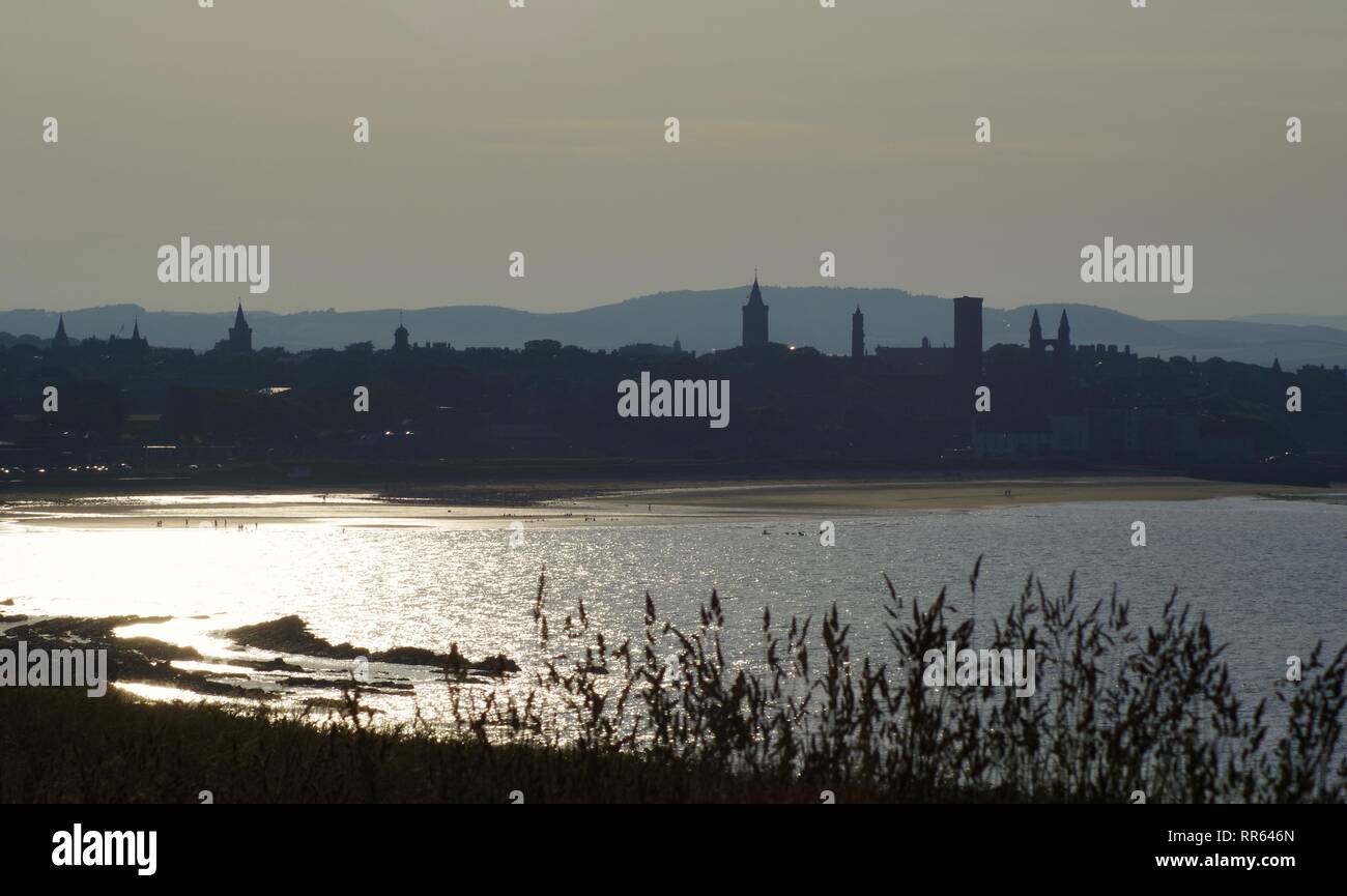 St Andrew's Skyline Silhouette partiellement sur une soirée d'été. Vue depuis les falaises, à la recherche sur la mer du Nord. Fife, Scotland, UK. Banque D'Images