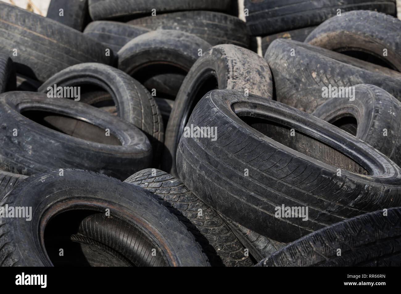 Les vieux pneus usés utilisés pour l'industrie de la gestion des déchets recyclage disposition Banque D'Images
