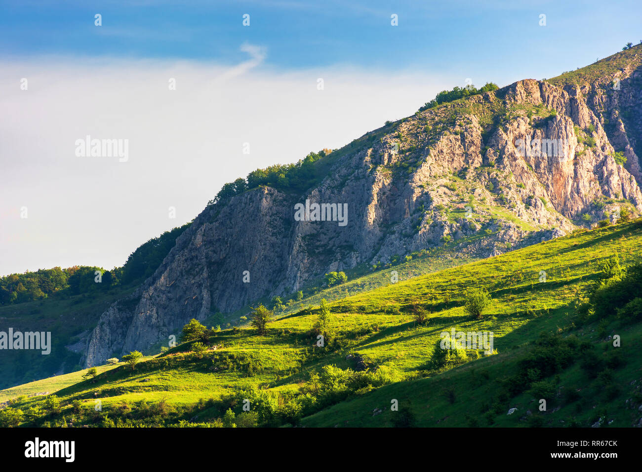 De beaux paysages de montagnes de la Roumanie au lever du soleil. en falaise lointain lumière du matin. l'arrière-plan de voyage merveilleux Banque D'Images