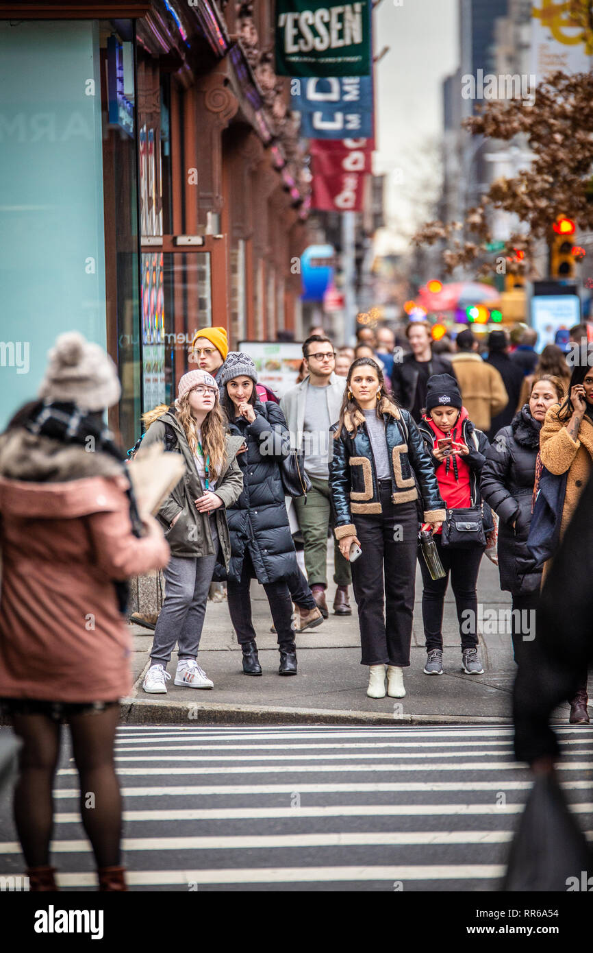 NEW YORK CITY - 14 décembre 2018 : scène de rue à New York City Manhattan avec de vraies personnes en situation quotidienne sur occupation de la rue en milieu urbain Banque D'Images