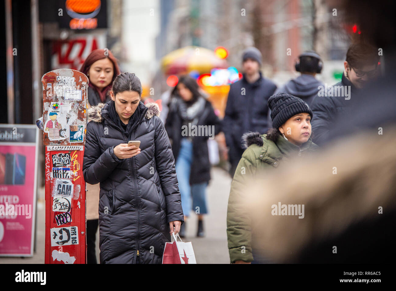 NEW YORK CITY - 14 décembre 2018 : scène de rue à New York City Manhattan avec de vraies personnes en situation quotidienne sur occupation de la rue en milieu urbain Banque D'Images