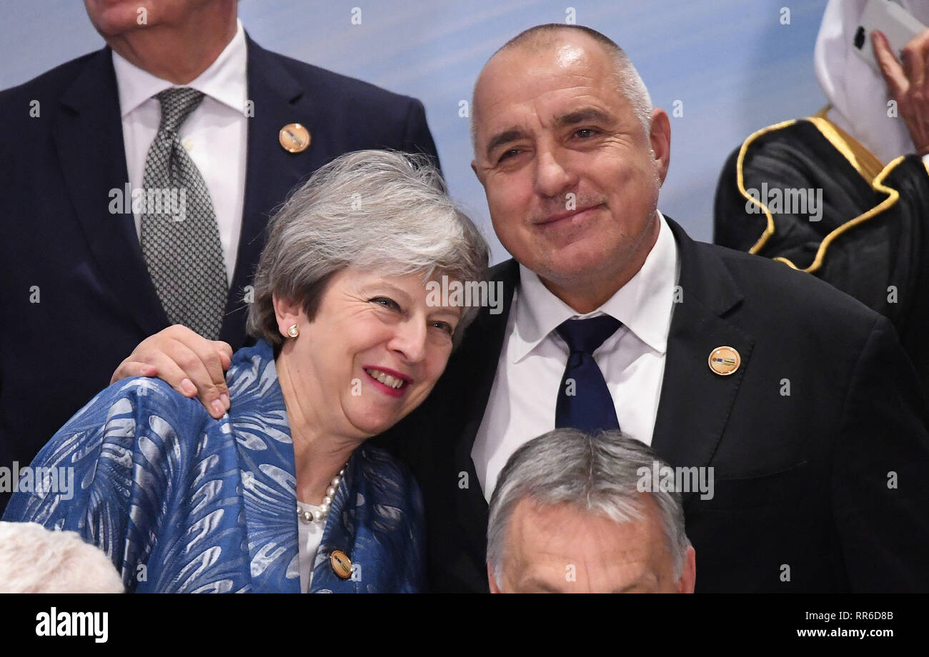 Premier ministre Theresa May est embrassé par le Premier Ministre de la Bulgarie Boyko Borissov comme elle fréquente l'UE-Ligue des États arabes sommet de Charm el-Cheikh, en Égypte. Banque D'Images