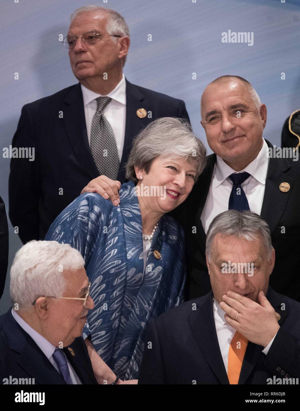 Premier ministre Theresa May est embrassé par le Premier Ministre de la Bulgarie Boyko Borissov comme elle fréquente l'UE-Ligue des États arabes sommet de Charm el-Cheikh, en Égypte. Banque D'Images