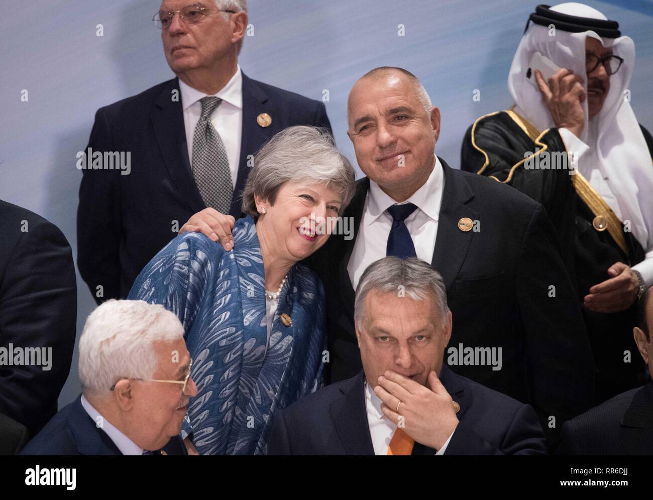 Premier ministre Theresa May est embrassé par le Premier Ministre de la Bulgarie Boyko Borissov comme elle fréquente l'UE-Ligue des États arabes sommet de Charm el-Cheikh, en Égypte. Banque D'Images