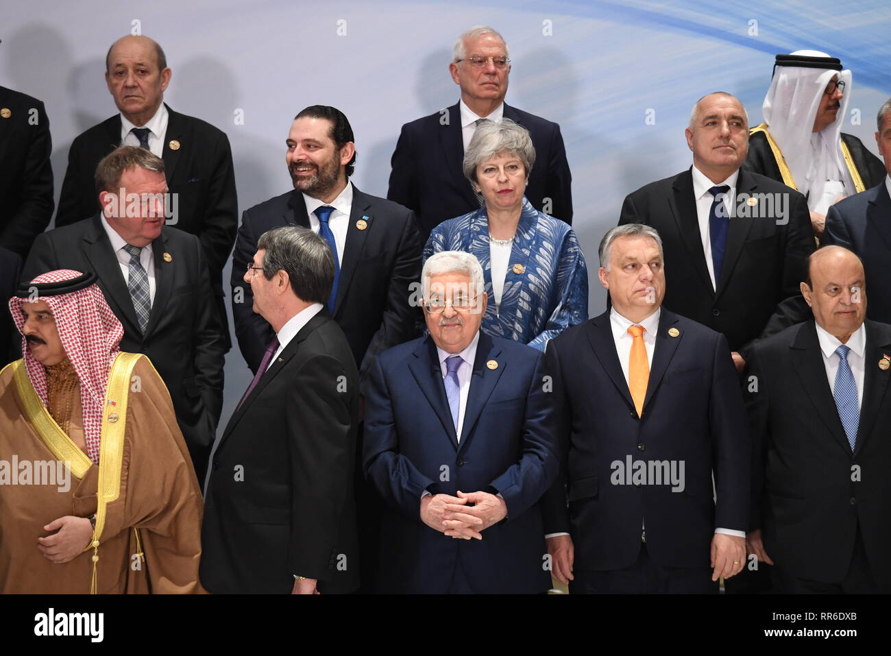 Premier ministre Theresa Mai (centre) dans une photo de groupe avec les représentants de l'UE-Ligue des États arabes sommet de Charm el-Cheikh, en Égypte. Banque D'Images