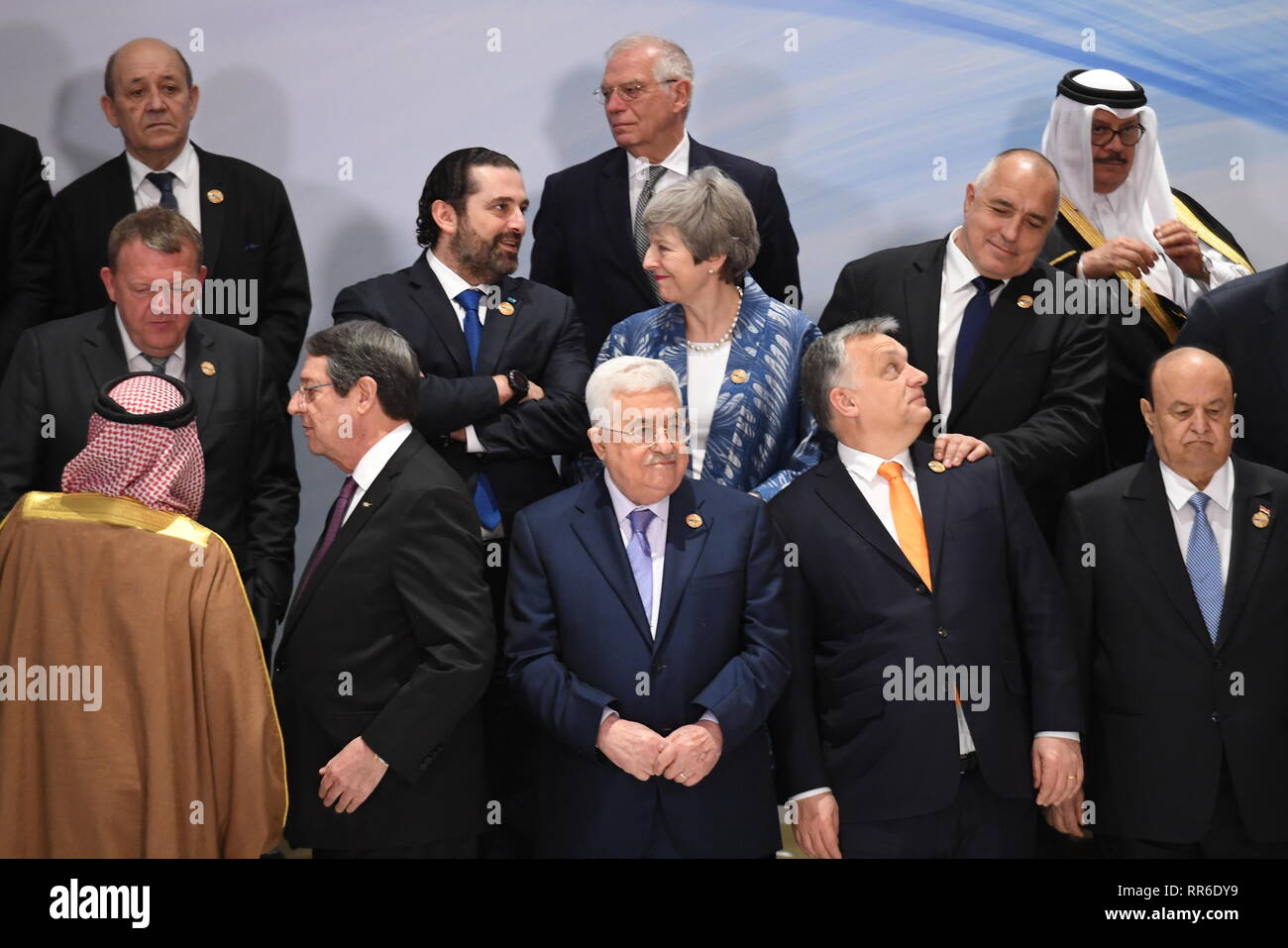 Premier ministre Theresa Mai (centre) dans une photo de groupe avec les représentants de l'UE-Ligue des États arabes sommet de Charm el-Cheikh, en Égypte. Banque D'Images