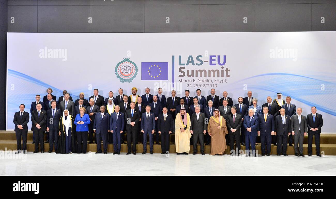 Premier ministre Theresa Mai (deuxième rangée, troisième à partir de la droite) se joint à une photo de groupe avec les représentants de l'UE-Ligue des États arabes sommet de Charm el-Cheikh, en Égypte. Banque D'Images