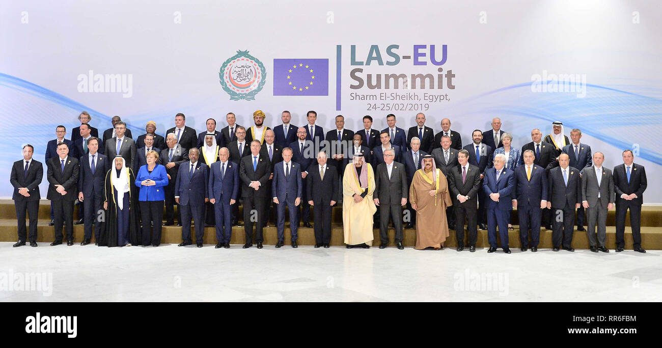 Premier ministre Theresa Mai (deuxième rang, troisième à droite) une photo de groupe avec les représentants de l'UE-Ligue des États arabes sommet de Charm el-Cheikh, en Égypte. Banque D'Images