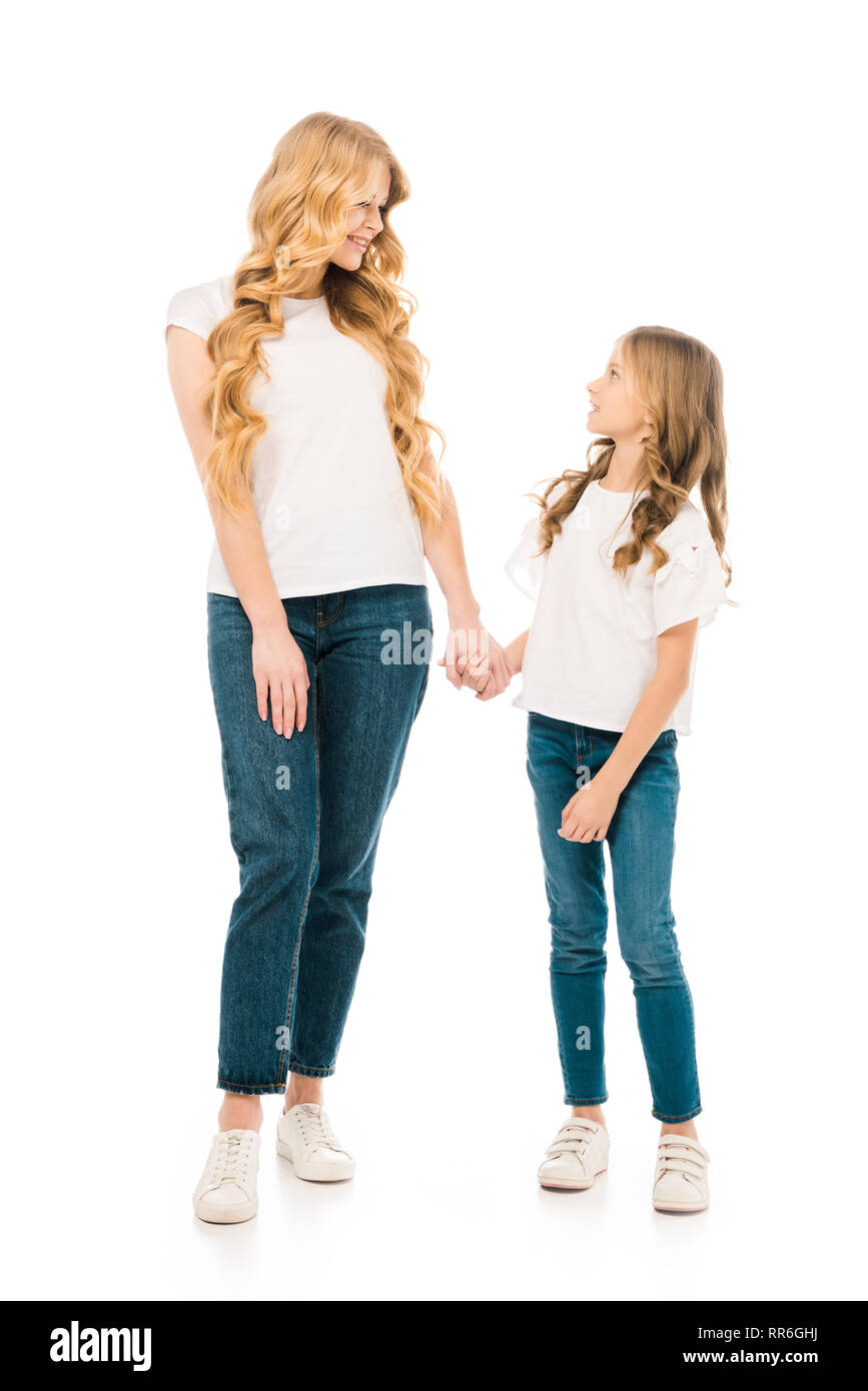 Jolie Mère et enfant mignon tenant la main et se regardant isolated on white Banque D'Images
