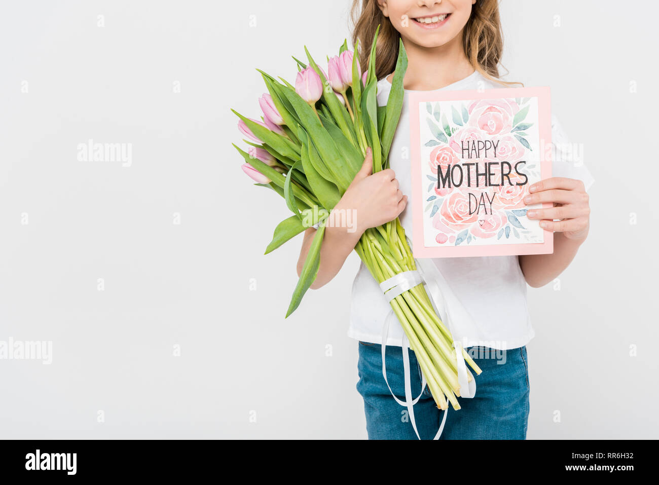 Portrait d'enfants heureux la fête des mères, carte de souhaits et bouquet de tulipes roses sur fond blanc white Banque D'Images