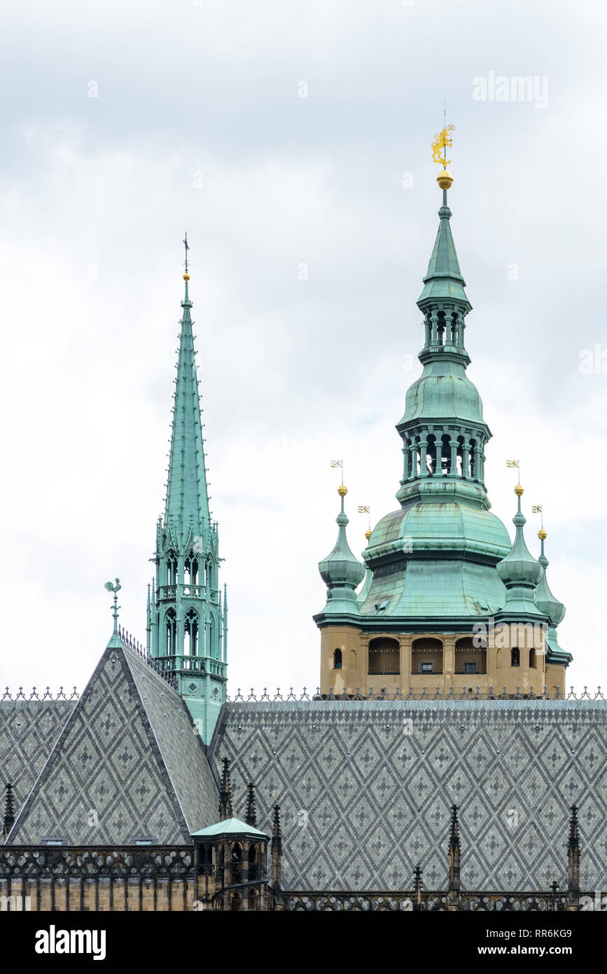 Détails de le toit de la Cathédrale Saint Vitus. Une cathédrale catholique romaine à Prague, le siège de l'archevêque de Prague. Situé à avec Banque D'Images