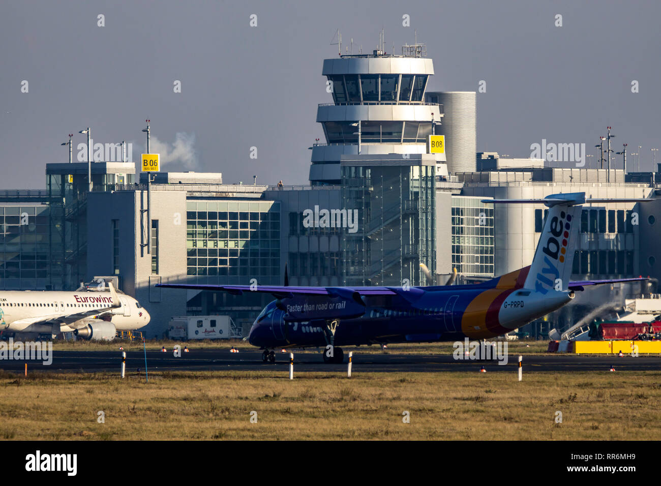 L'Aéroport International de Düsseldorf, l'examen DHS, tour, le contrôle de la circulation aérienne, le contrôle de l'aire, Flybe, De Havilland Canada DHC-8-402Q Dash 8, Airbus A320-232, sur th Banque D'Images