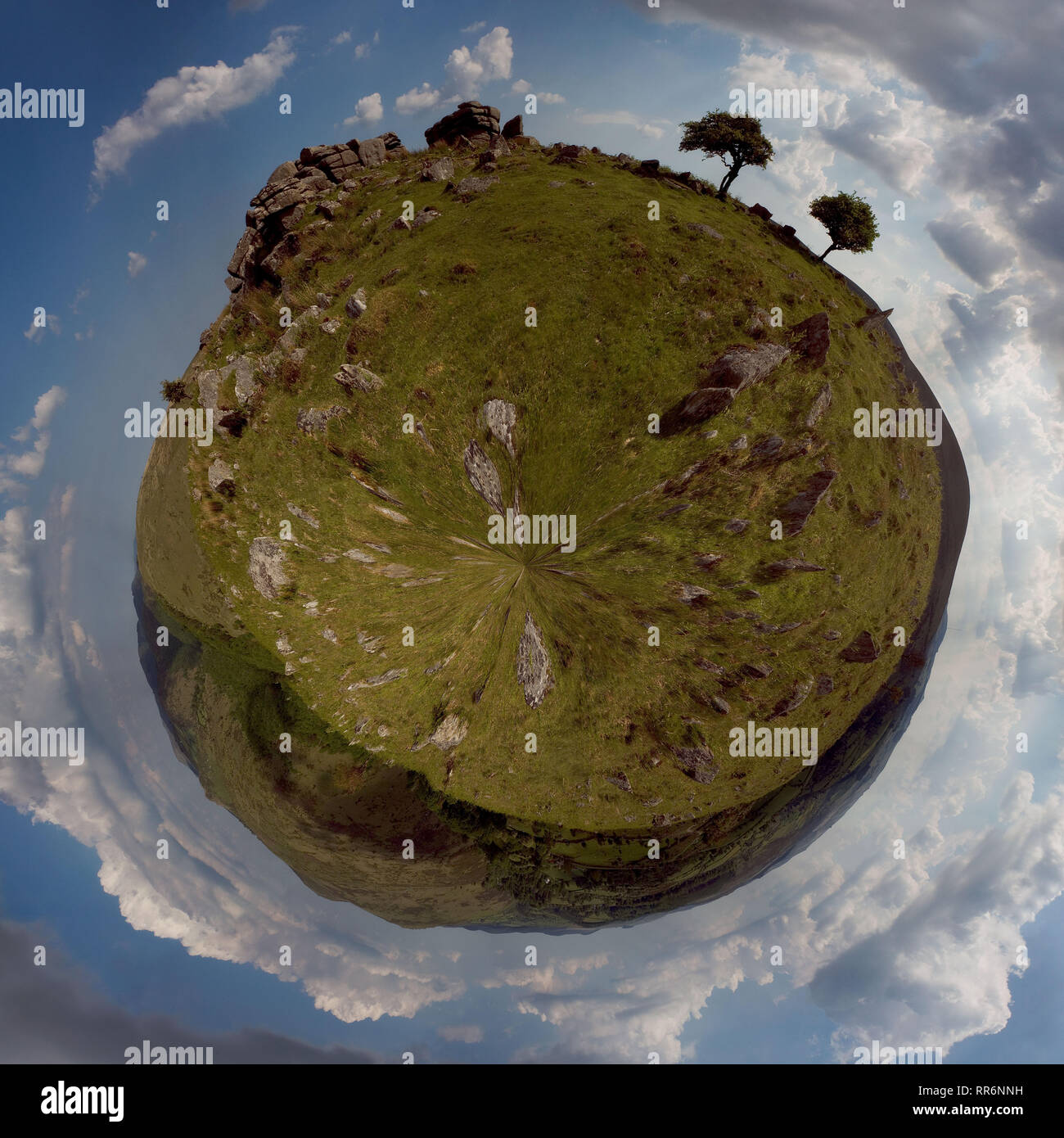 Une image panoramique de 360° Combestone Tor à Dartmoor dans le Devon. Banque D'Images