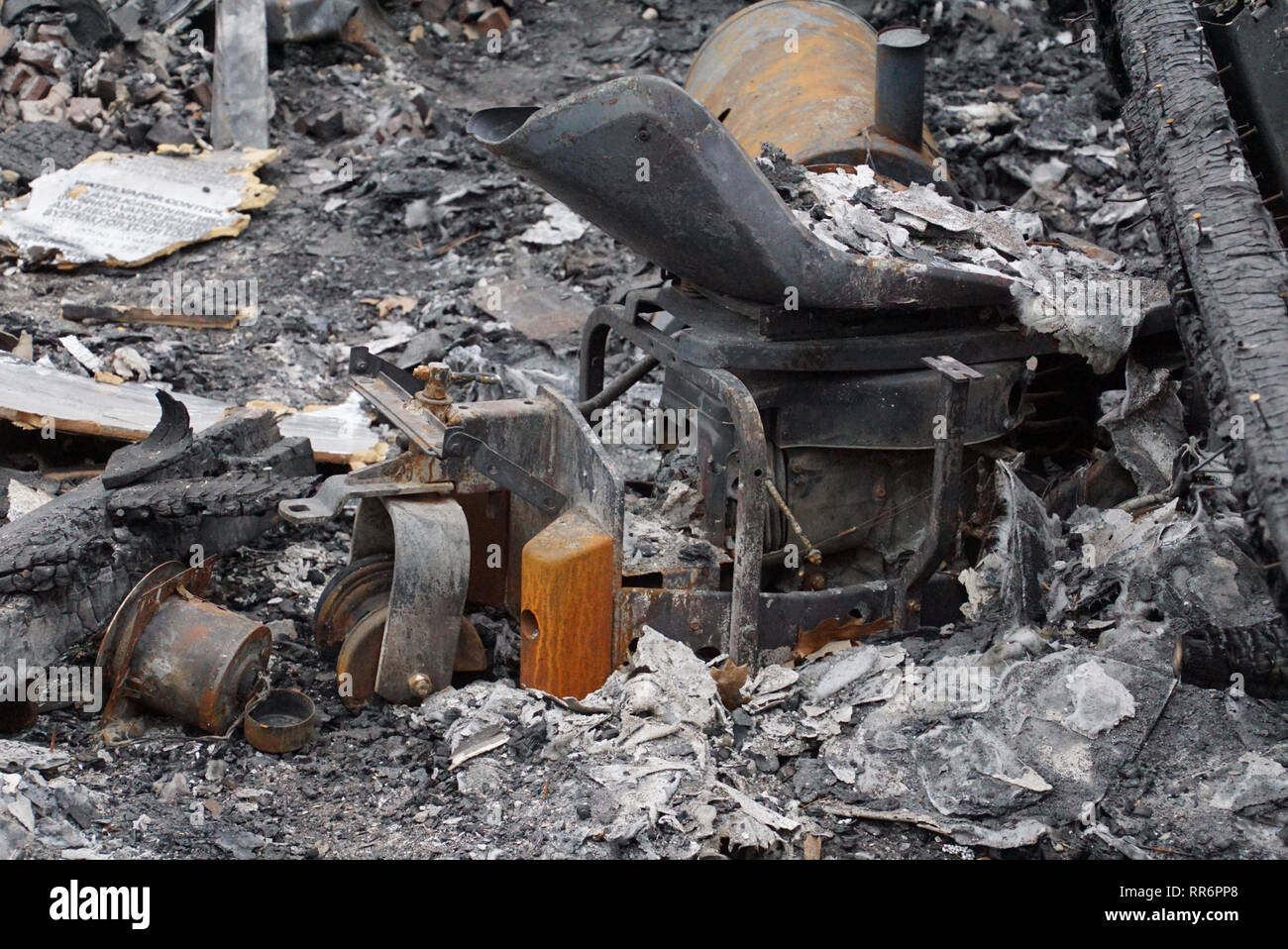 Les objets de famille, souvenirs, souvenirs et bien devient cendres dans l'incendie d'une maison peu importe le prix ou le niveau de la technologie. Banque D'Images