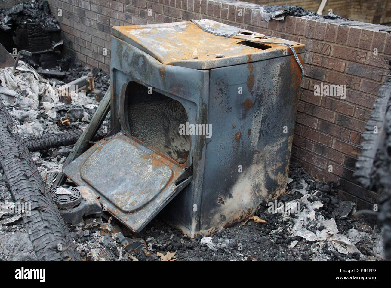 Les objets de famille, souvenirs, souvenirs et bien devient cendres dans l'incendie d'une maison peu importe le prix ou le niveau de la technologie. Banque D'Images