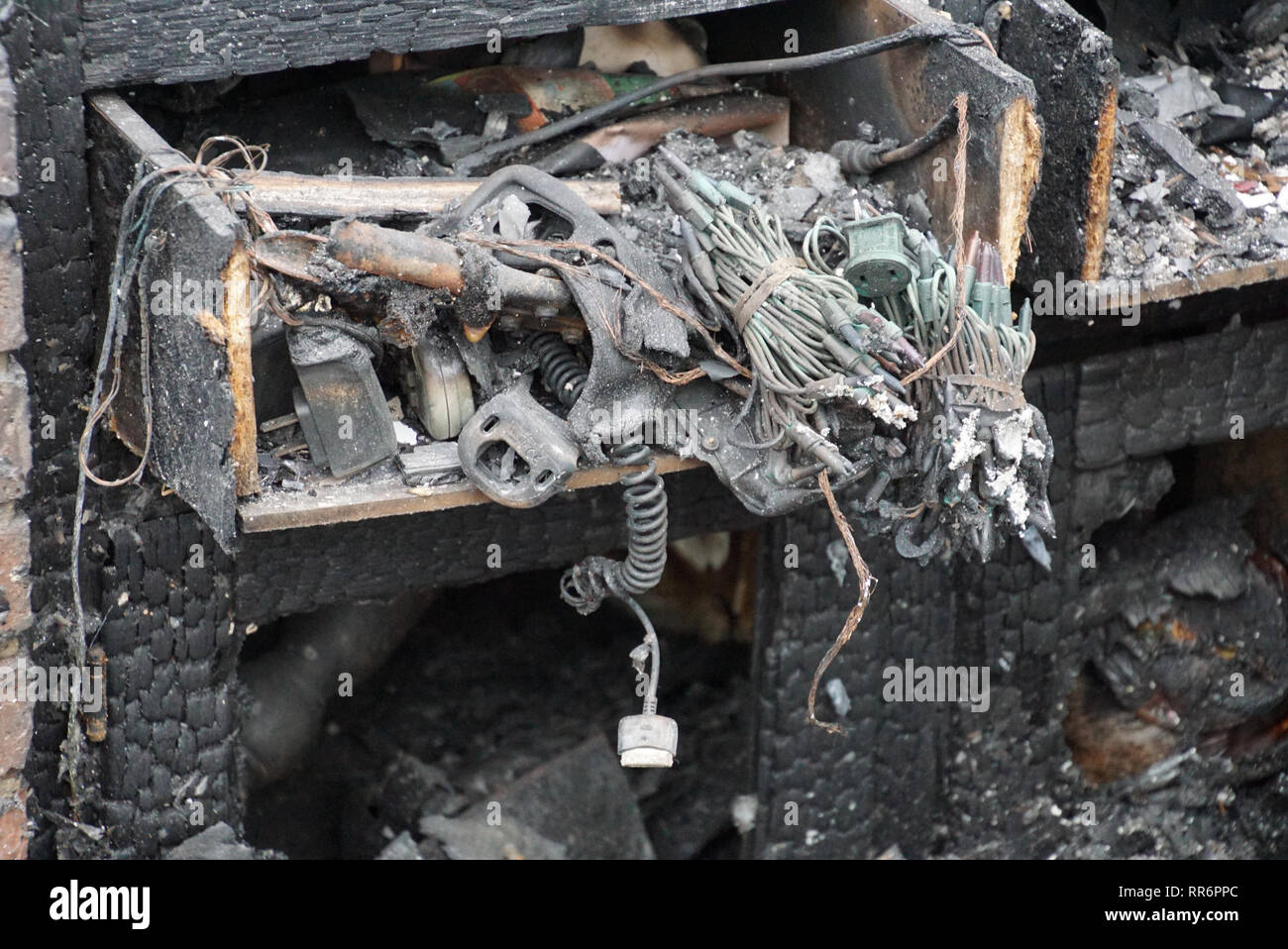 Les objets de famille, souvenirs, souvenirs et bien devient cendres dans l'incendie d'une maison peu importe le prix ou le niveau de la technologie. Banque D'Images