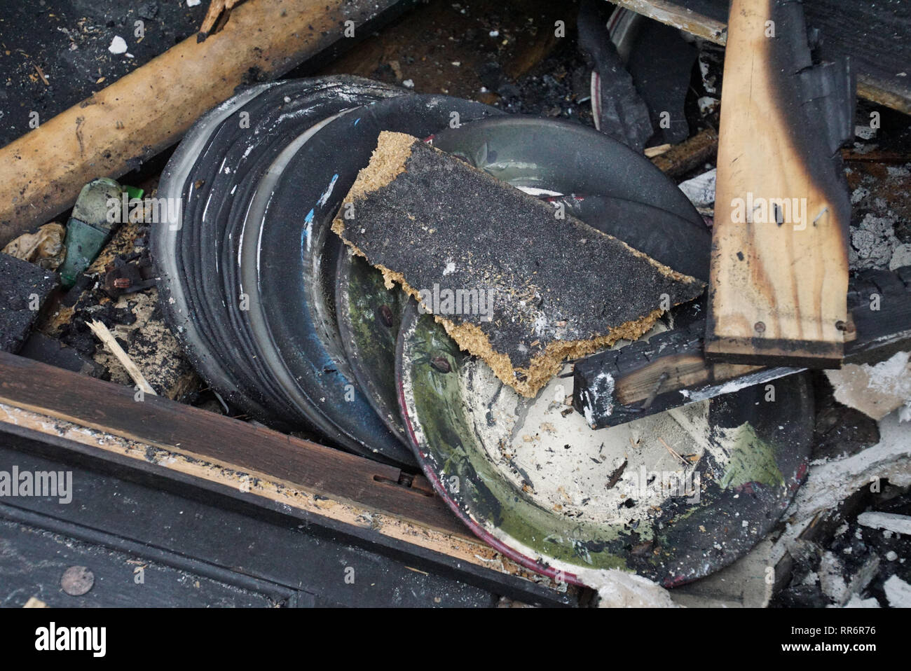 Les objets de famille, souvenirs, souvenirs et bien devient cendres dans l'incendie d'une maison peu importe le prix ou le niveau de la technologie. Banque D'Images