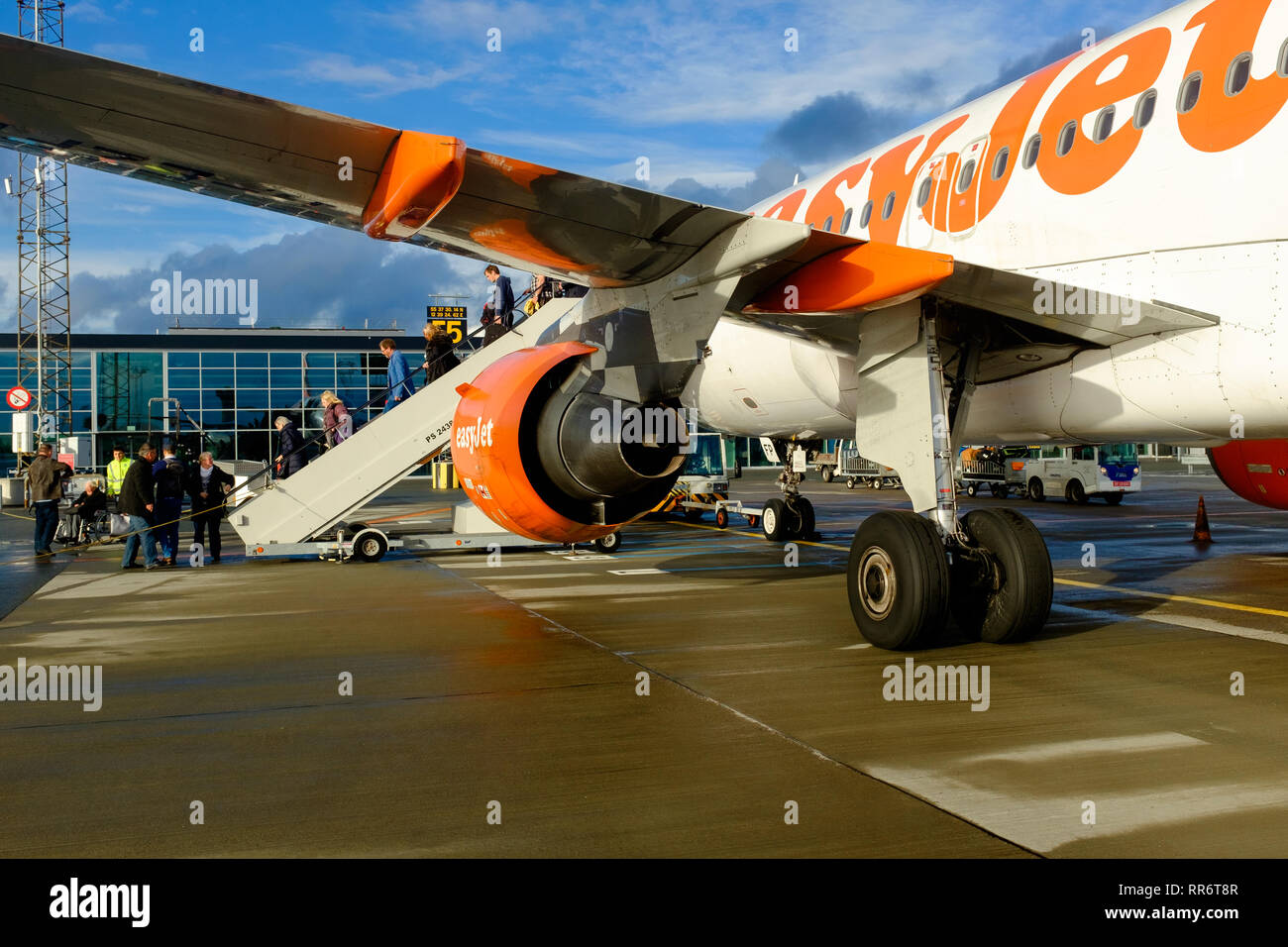 Les passagers embarquant dis easy jet avion sur les Mac à l'extérieur de l'aéroport de Copenhague CPH Danemark Europe Banque D'Images