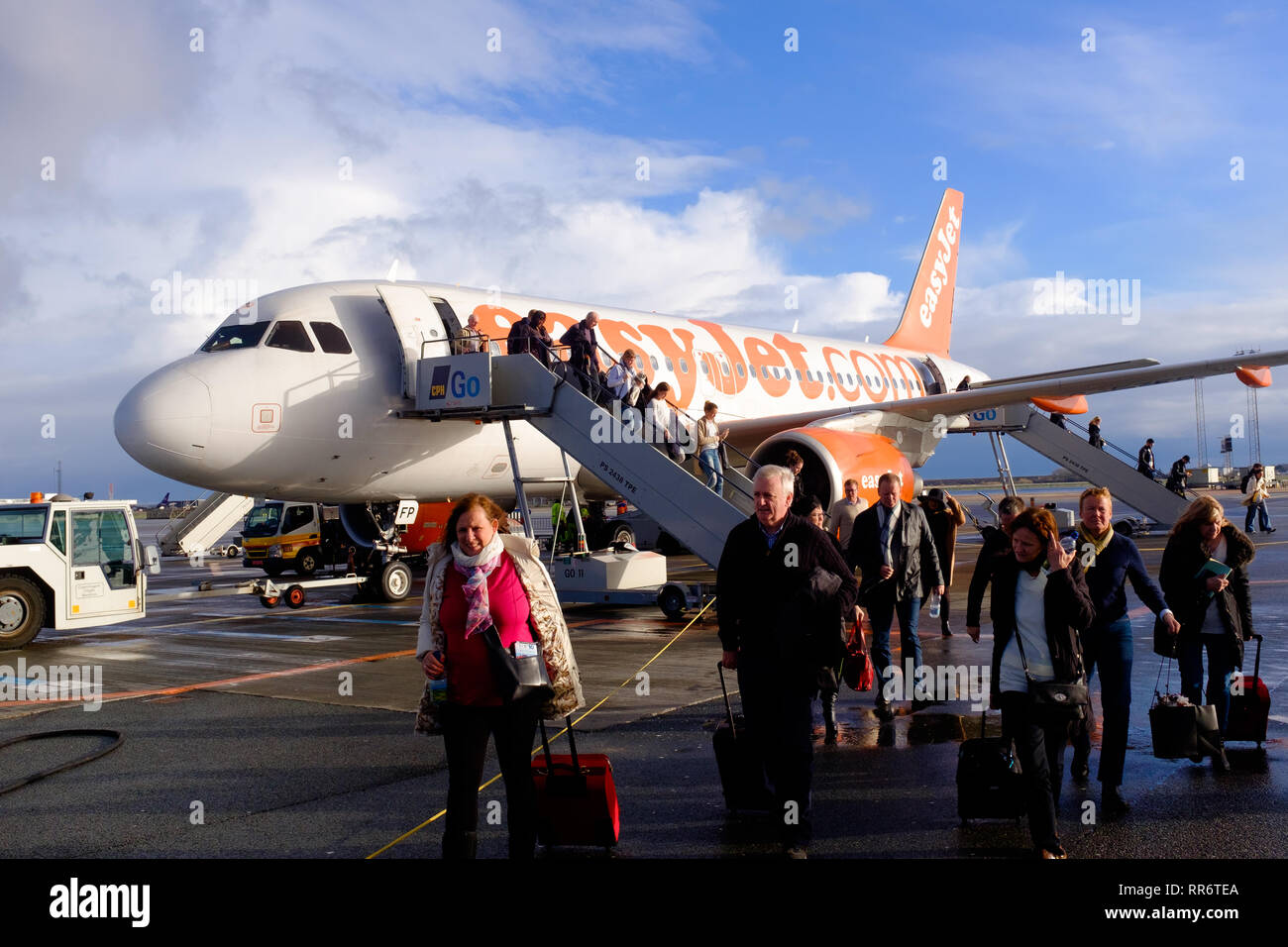 Les passagers embarquant dis easy jet avion sur les Mac à l'extérieur de l'aéroport de Copenhague CPH Danemark Europe Banque D'Images