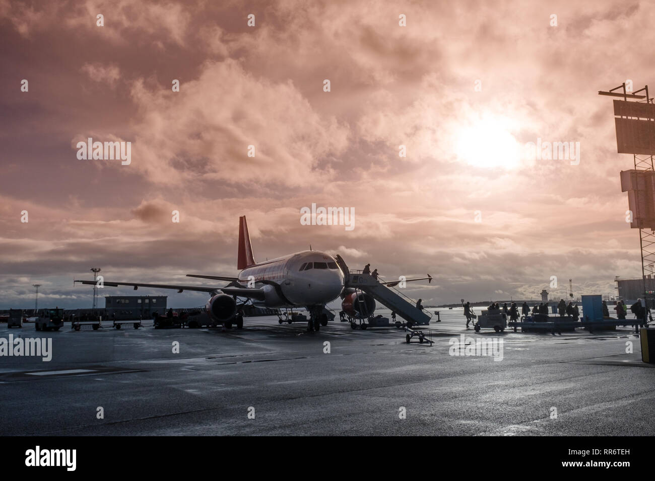 Les passagers débarquant d'avion à l'aéroport de Copenhague CPH Danemark Europe Banque D'Images