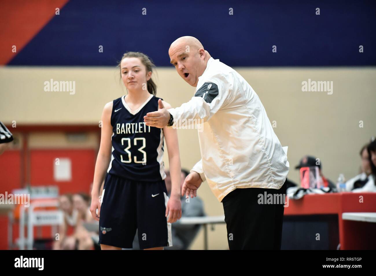 L'entraîneur-chef d'instruction et de la rétroaction à un joueur pendant un temps d'arrêt. USA. Banque D'Images