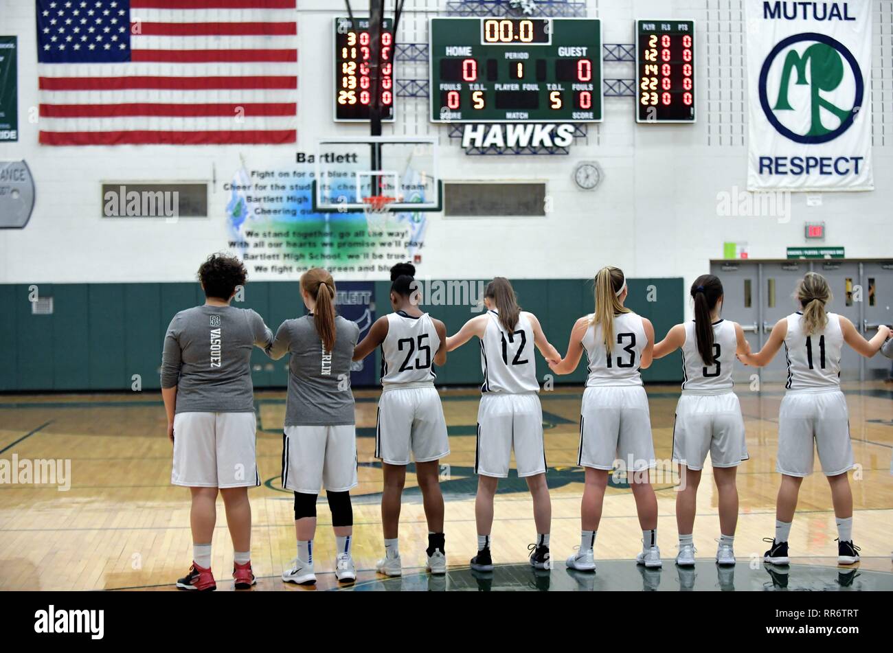 Avant le début de leur jeu, une équipe lie ensemble au cours de la lecture de "l'hymne national." aux Etats-Unis. Banque D'Images