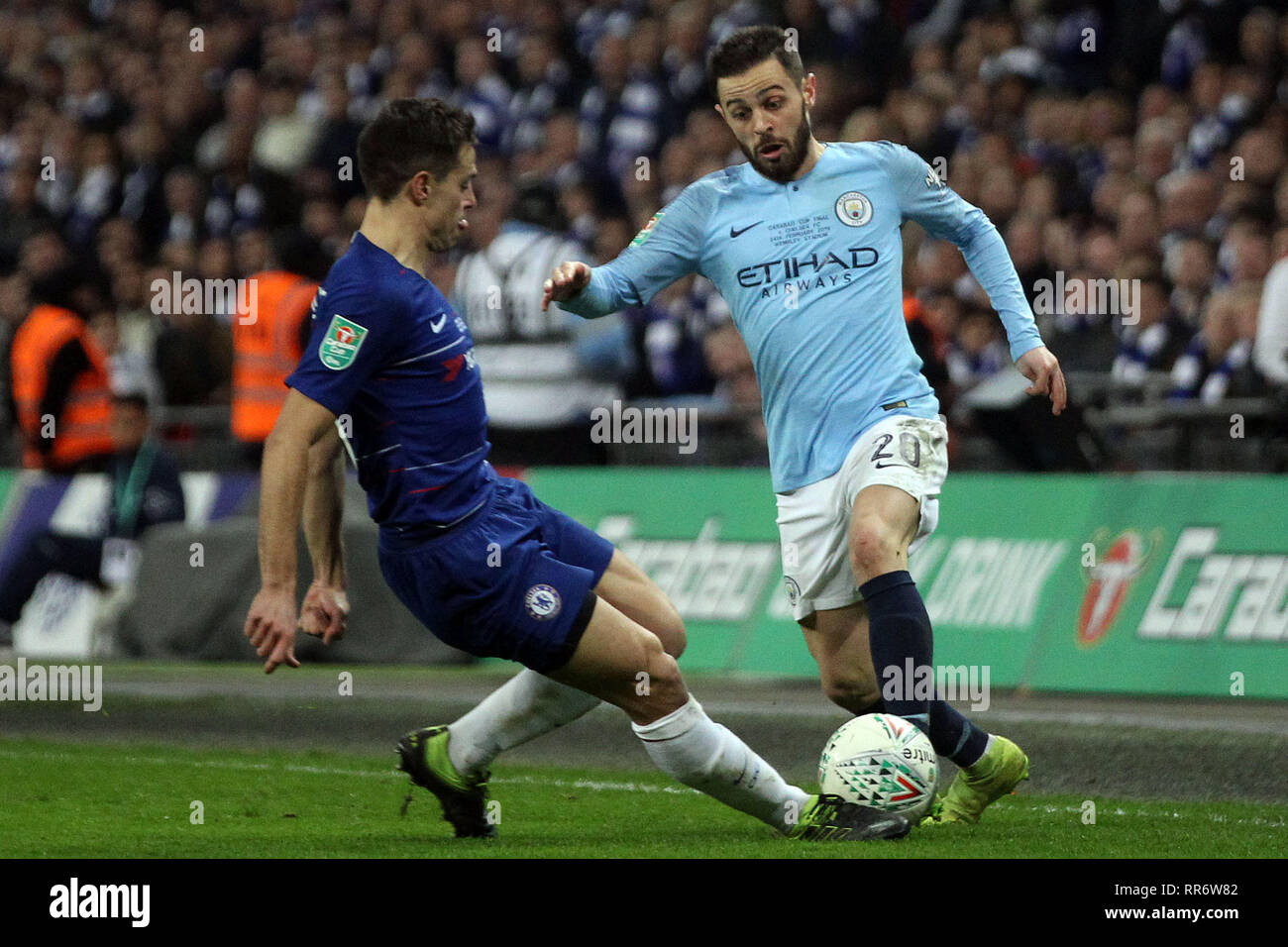 Bernardo Silva de Manchester City (R) en action avec Cesar Azpilicueta de Chelsea (L). Carabao Cup match de finale, Chelsea v Manchester City au stade de Wembley à Londres, le dimanche 24 février 2019. Ce droit ne peut être utilisé qu'à des fins rédactionnelles. Usage éditorial uniquement, licence requise pour un usage commercial. Aucune utilisation de pari, de jeux ou d'un seul club/ligue/dvd publications pic par Steffan Bowen/Andrew Orchard la photographie de sport/Alamy live news Banque D'Images