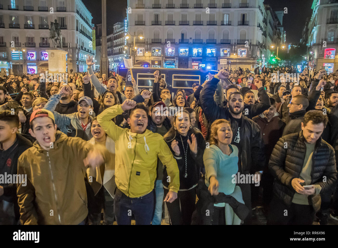 Madrid, Espagne. Feb 24, 2019. Manifestation pour soutenir le gouvernement de Nicolas Maduro dans les rues de Madrid, Espagne. La manifestation a été interrompue pour des gens qui exigent que Nicolas maduro sa dictature. dans l'image des gens qui Gauido soutien Juan scream vous n'knoe comment est la vie au Venezuela nous sommes le vrai Vénézueliens ne soutenir Maduro Crédit : Alberto Ramírez Sibaja/Alamy Live News Banque D'Images