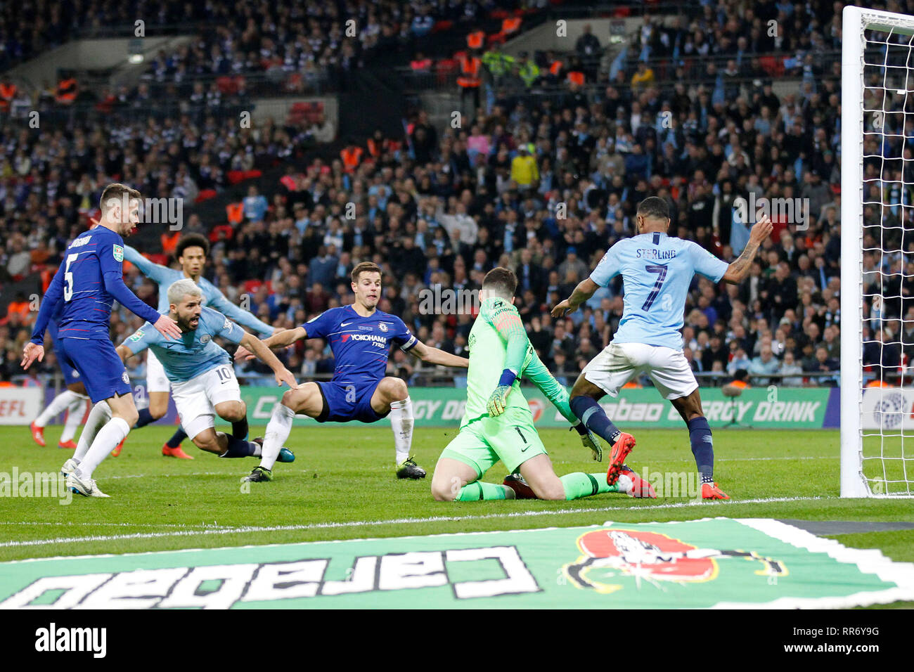 Sergio AgŸero CŽsar Ville de Manchester voit Azpilicueta Chelsea de son bloc d'efforts sur l'objectif au cours de la finale de la Coupe du carabao EFL entre Chelsea et Manchester City au stade de Wembley, Londres, Angleterre le 24 février 2019. Photo par Carlton Myrie. Usage éditorial uniquement, licence requise pour un usage commercial. Aucune utilisation de pari, de jeux ou d'un seul club/ligue/dvd publications. Banque D'Images