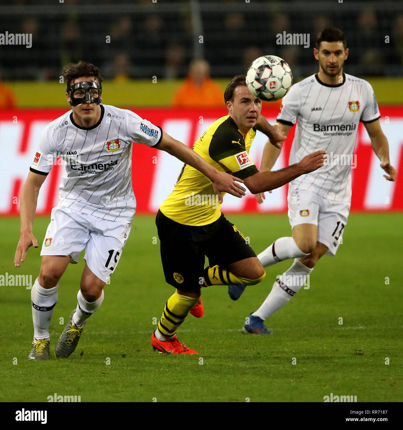 Dortmund, Allemagne. Feb 24, 2019. Mario Goetze (C) de Dortmund rivalise avec Julian Baumgartlinger (L) de Leverkusen lors de la Bundesliga match entre Borussia Dortmund et le Bayer 04 Leverkusen à Dortmund, en Allemagne, le 24 février 2019. Dortmund a gagné 3-2. Credit : Joachim Bywaletz/Xinhua/Alamy Live News Banque D'Images