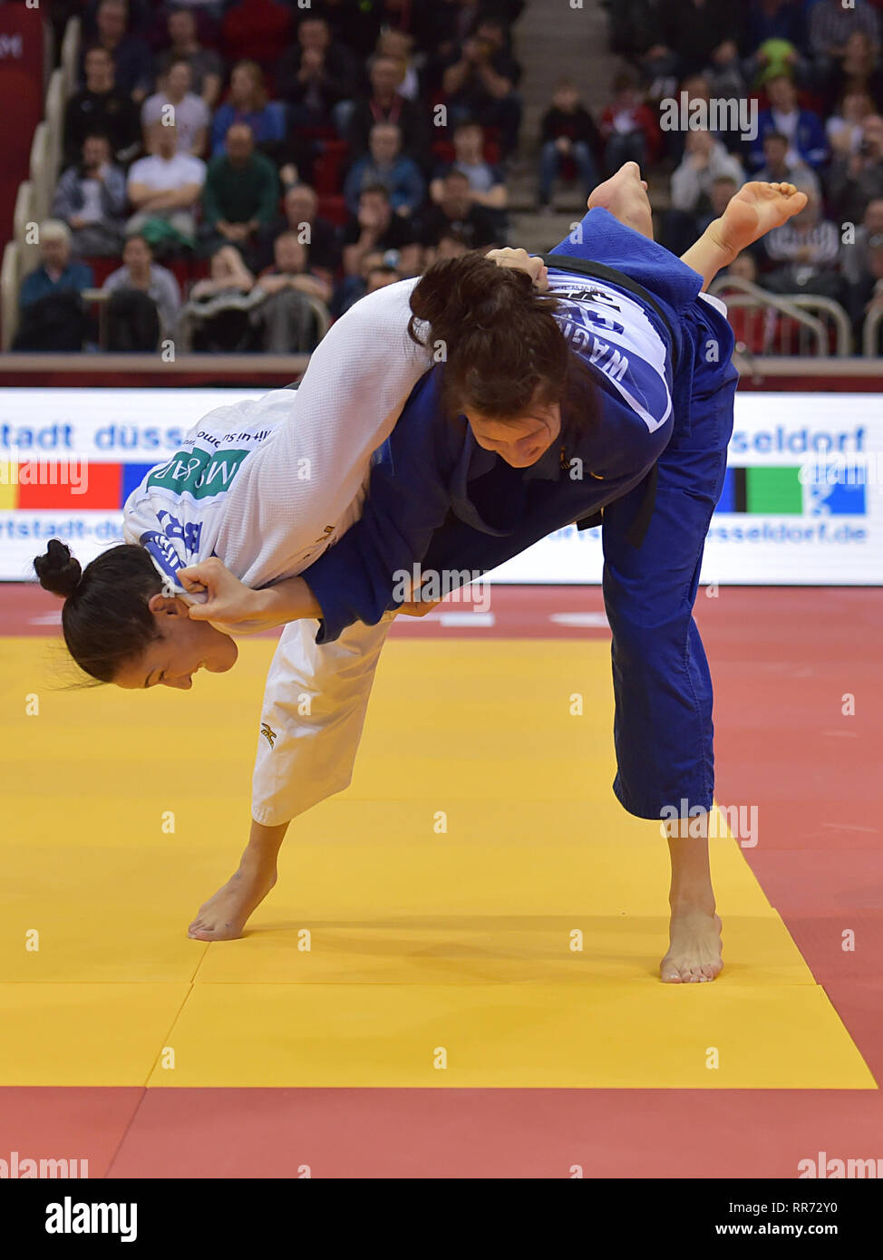 Dusseldorf, Allemagne. Feb 24, 2019. Mayra Aguiar (R) du Brésil est en concurrence avec Anna Maria Wagner, de l'Allemagne pendant les -78kg Finale à la Fédération Internationale de Judo (FIJ) Dusseldorf Grand Slam 2019 à Düsseldorf, Allemagne, le 24 février 2019. Mayra Aguiar a soutenu l'intitulé. Crédit : Yang Lu/Xinhua/Alamy Live News Banque D'Images