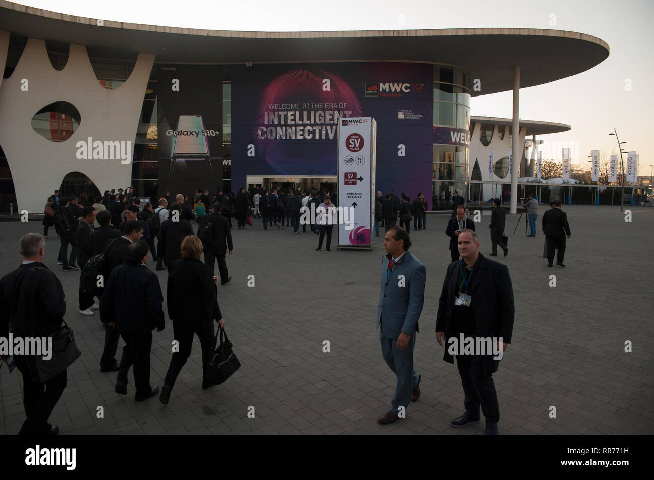 Barcelone, Espagne, le Lundi, Février 25, 2019. Le Mobile World Congress démarre avec le devrait dépasser 107 000 participants de plus de 200 pays, c'était le chiffre atteint dans sa dernière édition. La téléphonie mobile se déroulera autour de la connectivité intelligente et l'adresse hyperconnectivity, 5G, l'internet des objets, l'intelligence artificielle (IA) et big data. Crédit : Charlie Perez /Alamy Live News Banque D'Images