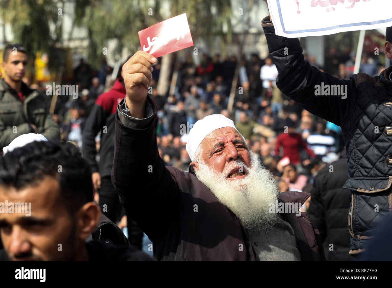 La bande de Gaza. 24 févr. 2019. Des manifestants palestiniens assister à une manifestation, dans la ville de Gaza, le 24 février 2019, exigeant le président palestinien Mahmoud Abbas à démissionner. Abed Rahim Khatib / éveil / Alamy Live News Banque D'Images