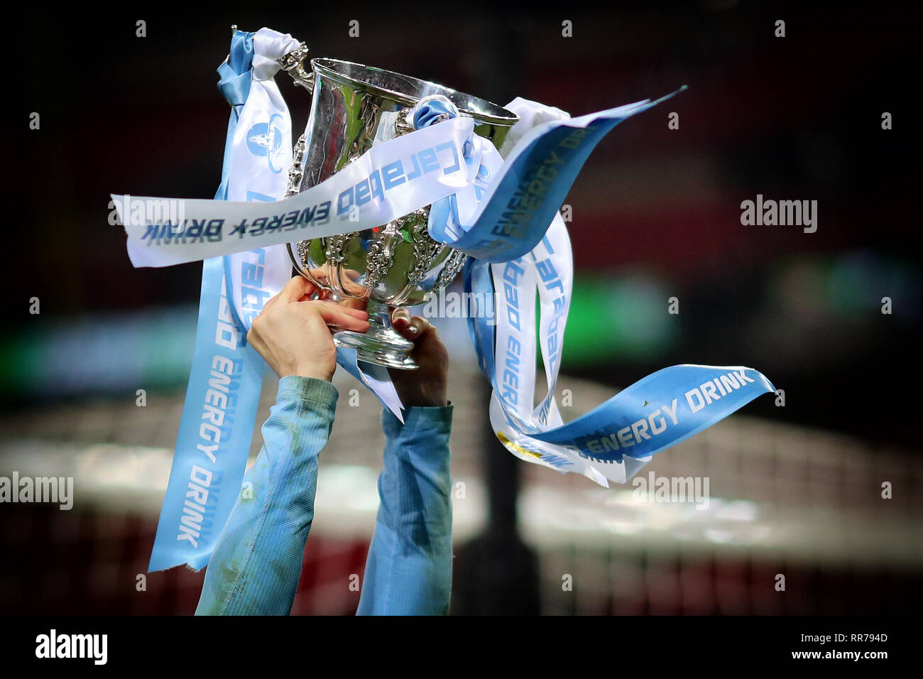 Londres, Royaume-Uni. Feb 24, 2019. Le trophée de la coupe de la Ligue qui a eu lieu en altitude dans les couleurs de Manchester City - Chelsea v Manchester City, Carabao Cup Final, le Stade de Wembley, Londres (Wembley) - 24 février 2019 Editorial - N'utilisez que des restrictions s'appliquent : Crédit DataCo Images Journée Limited/Alamy Live News Banque D'Images