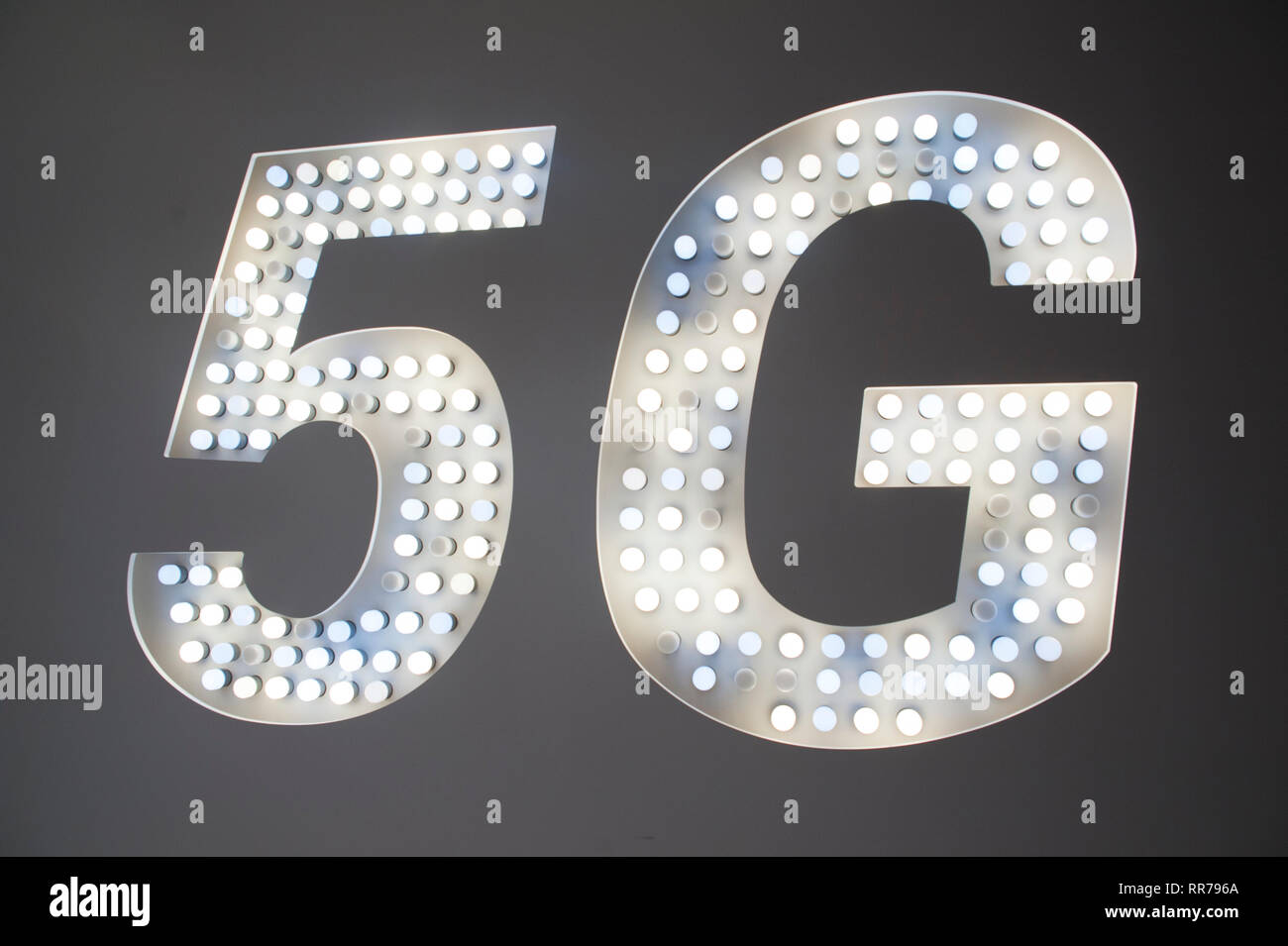 Barcelone, Espagne, le Lundi, Février 25, 2019. Le Mobile World Congress démarre avec le devrait dépasser 107 000 participants de plus de 200 pays, c'était le chiffre atteint dans sa dernière édition. La téléphonie mobile se déroulera autour de la connectivité intelligente et l'adresse hyperconnectivity, 5G, l'internet des objets, l'intelligence artificielle (IA) et big data. Crédit : Charlie Perez/Alamy Live News Banque D'Images