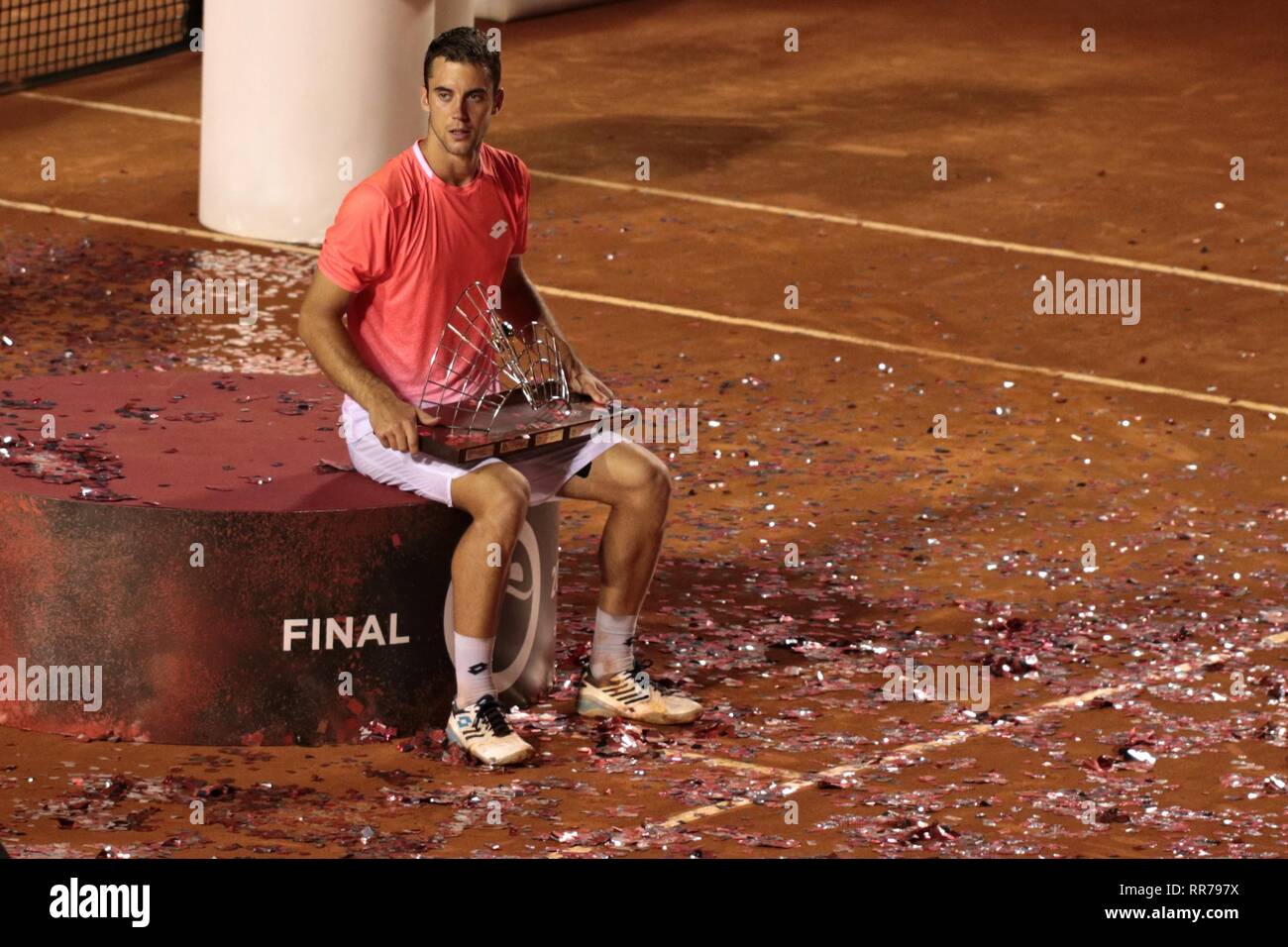 Rio de Janeiro, Brésil. Feb 24, 2019. Rio de Janeiro, Brésil, 24 février 2019. Laslo Djere (SRB), vainqueur de Rio 2019, ATP 500 Ouvert au trophée cérémonie. Crédit : Maria Adelaide Silva/Alamy Live News Banque D'Images