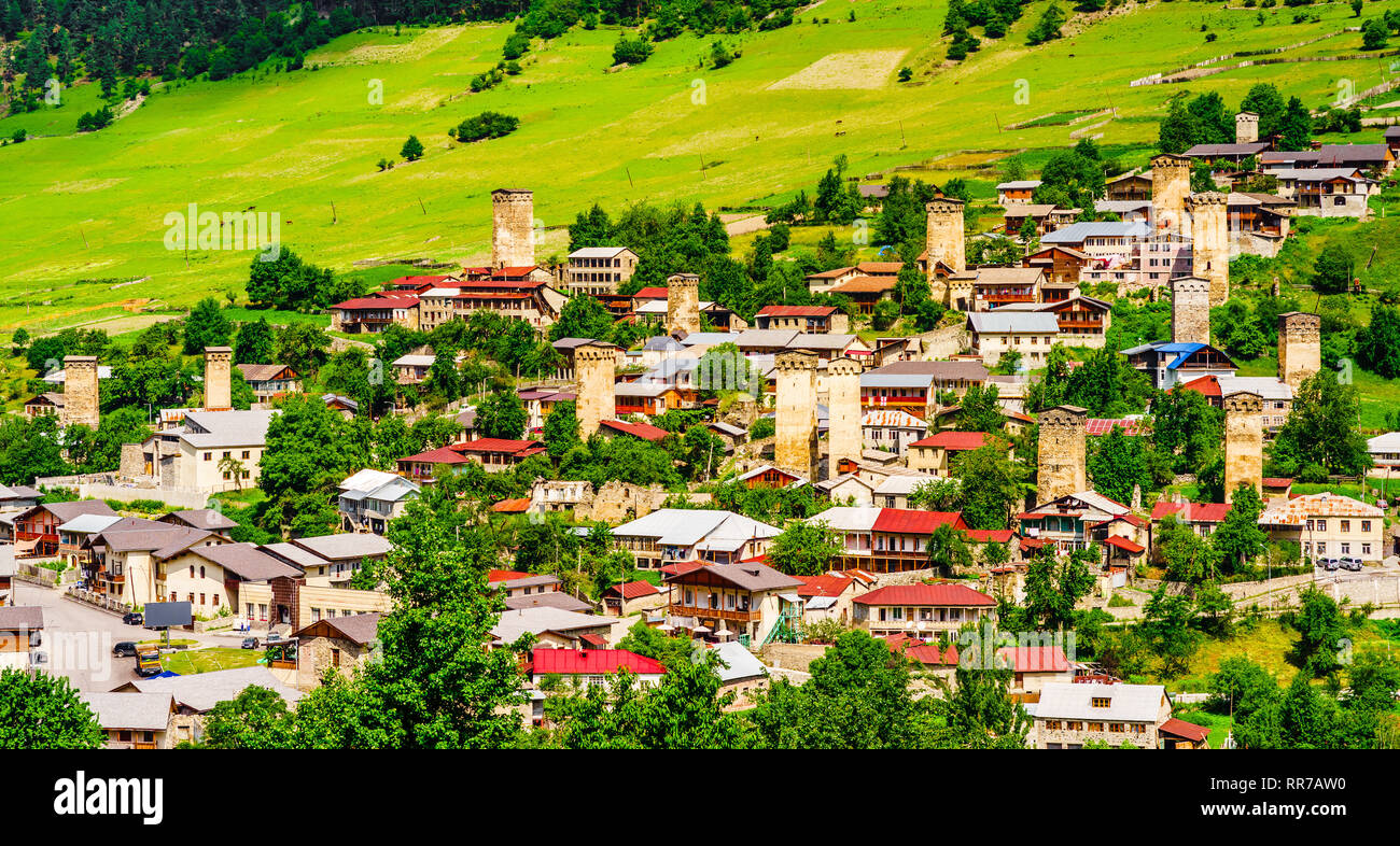 Vue sur Luang Prabang avec tours de défense, la capitale de la région de Svaneti, Géorgie Banque D'Images