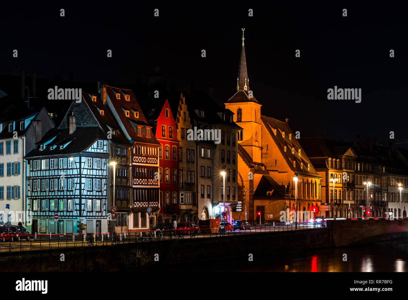 Église de Saint Nicolas à Strasbourg Vue de nuit avec les réflexions dans l'Ill, France Banque D'Images