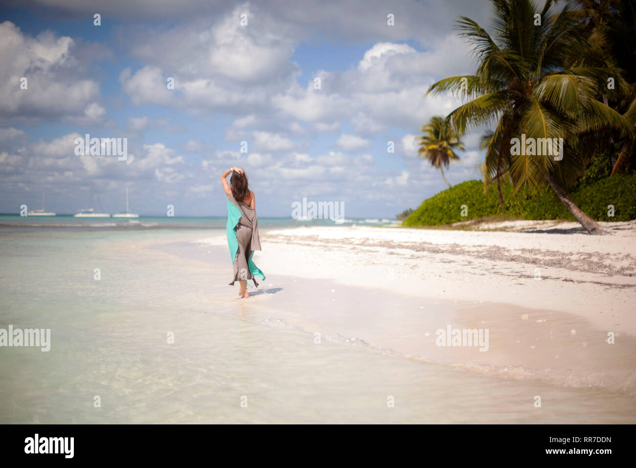 Femme marche sur une plage tropicale Banque D'Images