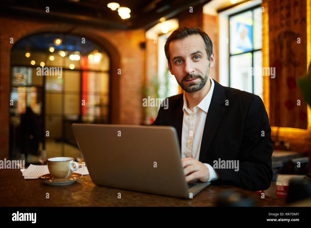Mature Businessman travaillant dans Cafe Banque D'Images
