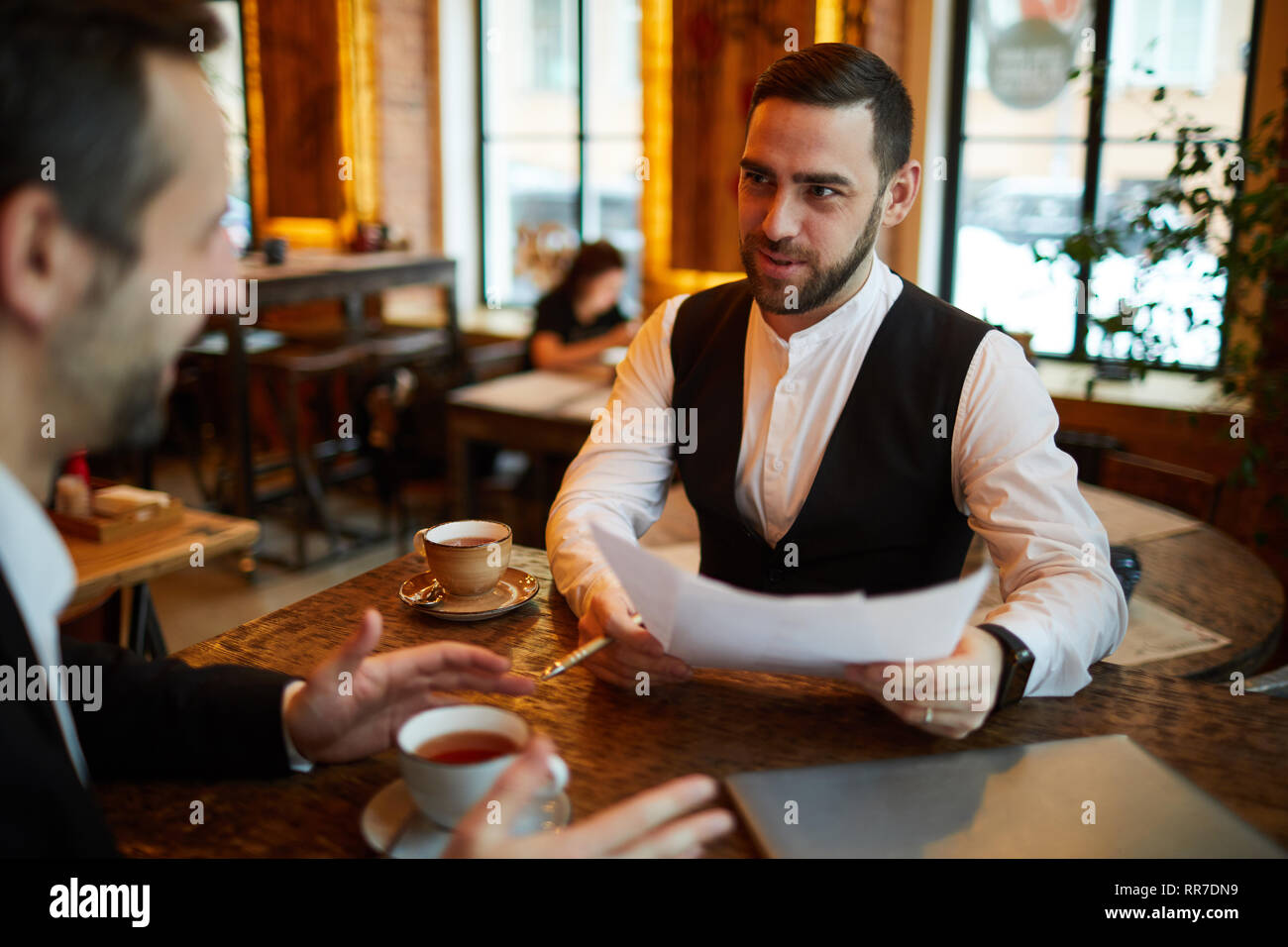 Deux Businessmen Meeting in Cafe Banque D'Images
