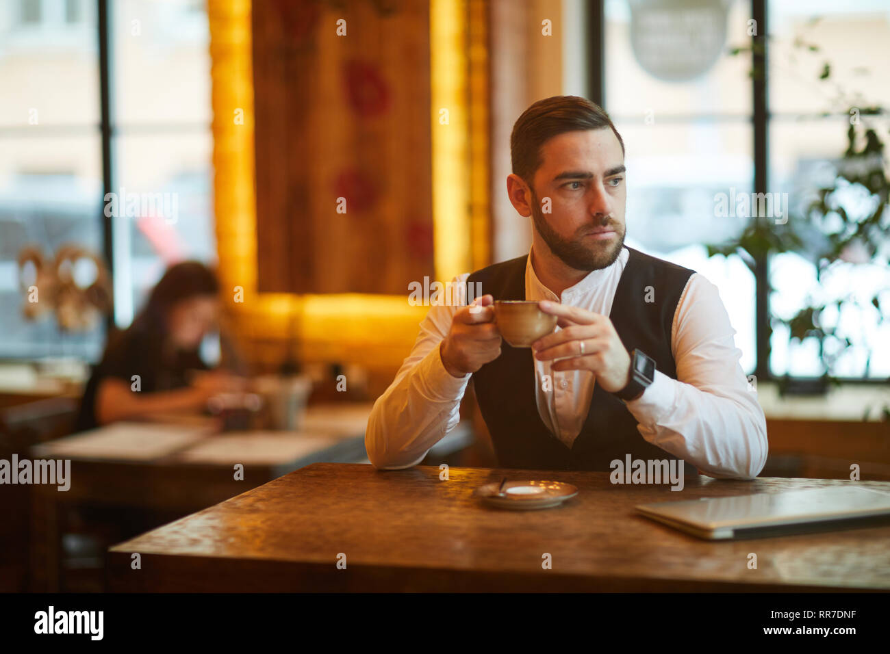 Businessman in Cafe sur Pause café Banque D'Images