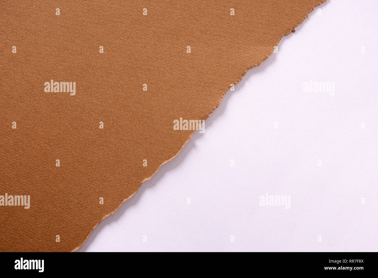 Papier déchiré brown background bande diagonale Banque D'Images